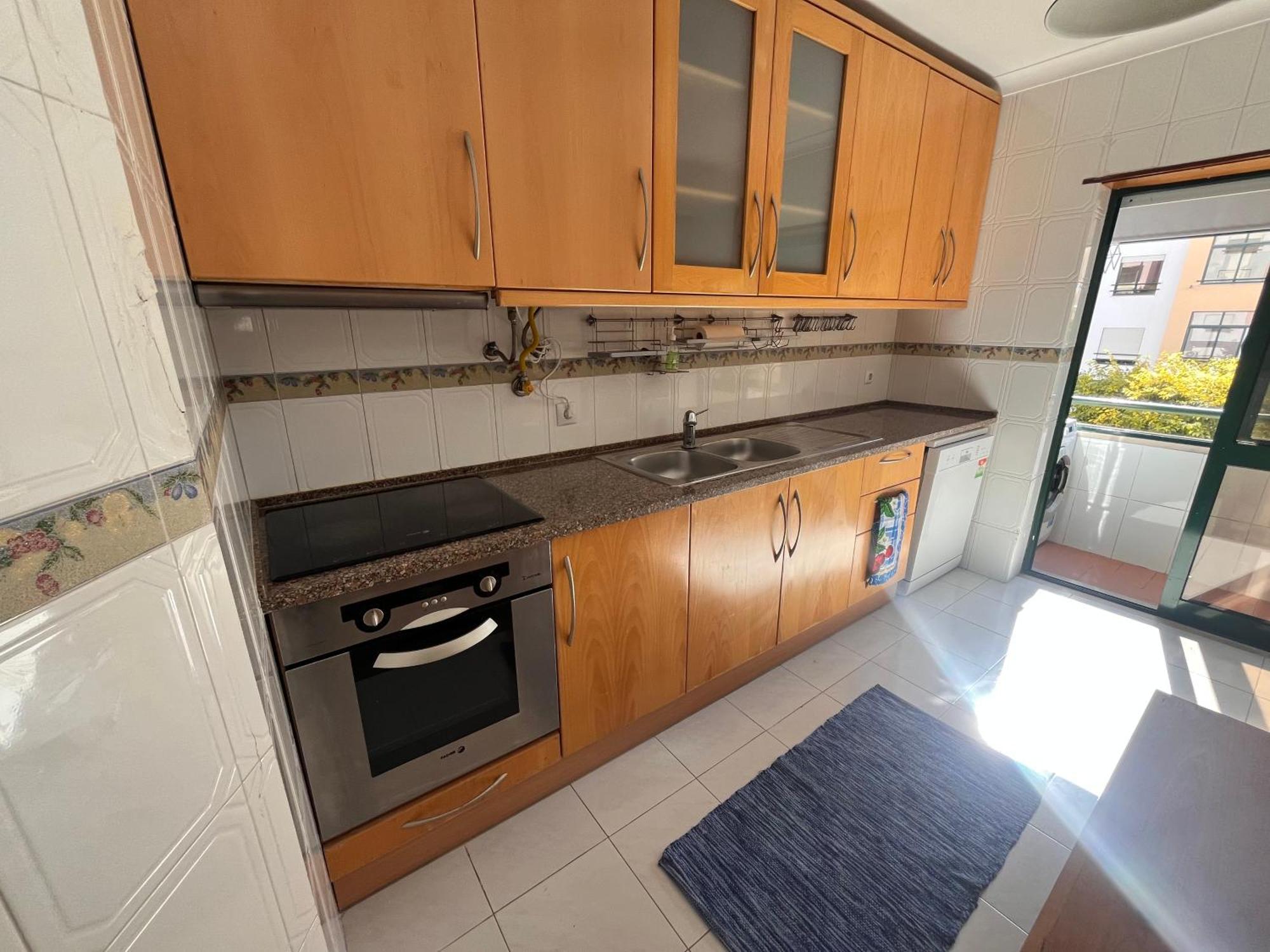 Quarto Boa Localizacao Com Cozinha E Casa De Banho Apartment Caparica Luaran gambar
