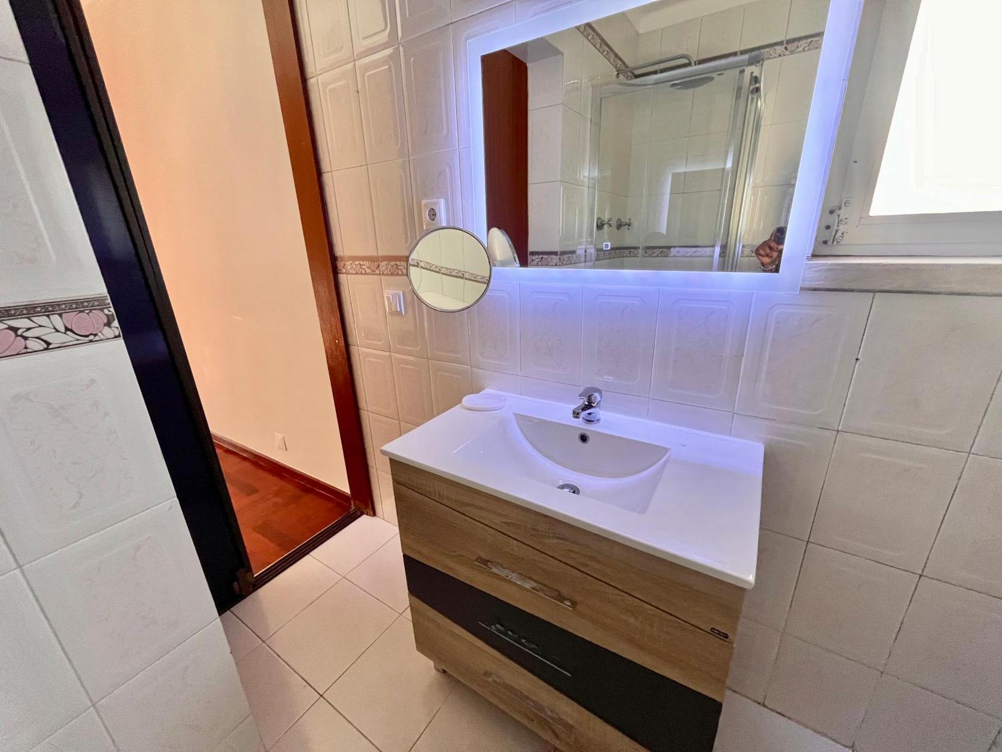 Quarto Boa Localizacao Com Cozinha E Casa De Banho Apartment Caparica Luaran gambar