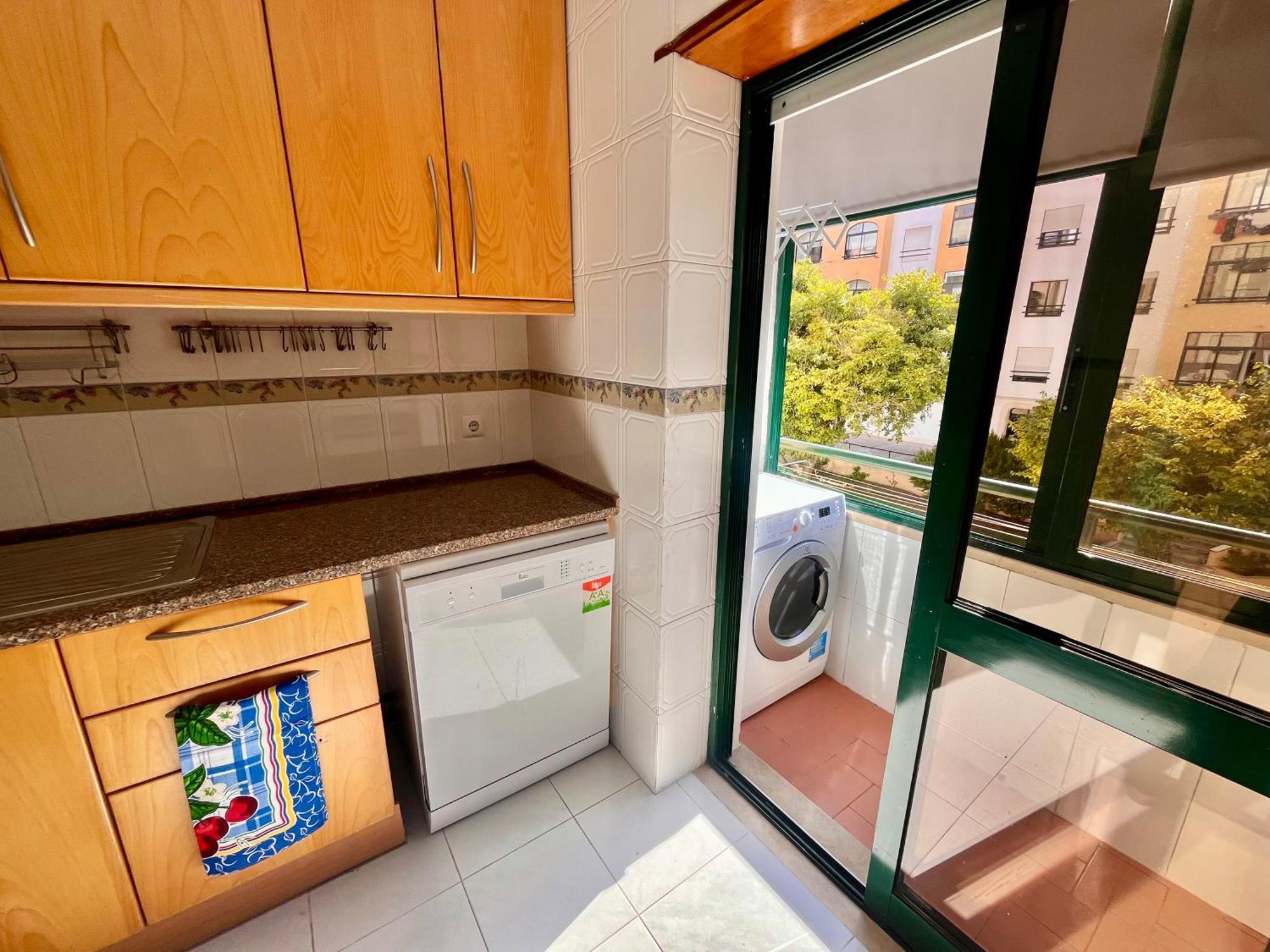 Quarto Boa Localizacao Com Cozinha E Casa De Banho Apartment Caparica Luaran gambar